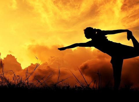 Nadýchnite sa lásky a vydýchnite nenávisť. Zrelaxujte a dobite si energiu Kurz Hot Yoga na 3, 6 alebo 12 týždňov.