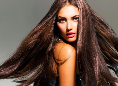 Kompletnú regeneračnú kúru pre vaše vlasy s farbením a strihom si môžete dopriať v Salóne Lilli Rose v Bratislave.