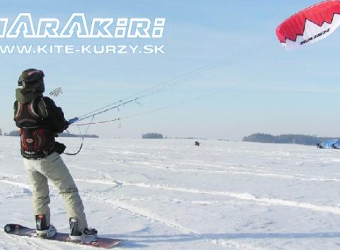 Začiatočnícky kurz kitingu. Výcvik vhodný aj pre dámy a pre všetkých od 10 do 70 rokov a od približne 30 kg váhy.