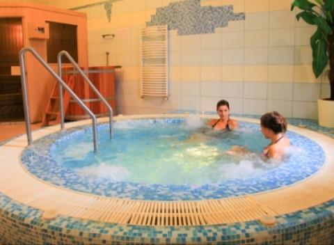 Oddych v najväčších maďarských kúpeľoch Hajdúszboszló v hoteli Négy Évszak. Relax neďaleko slovenských hraníc.