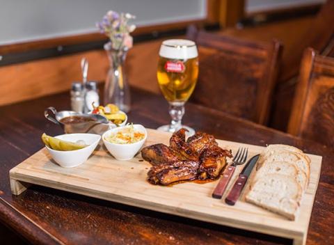 Polkilové bravčové mäsité rebrá v Panskom hostinci. Vynikajúca kuchyňa, príjemný personál a pokojné prostredie. 