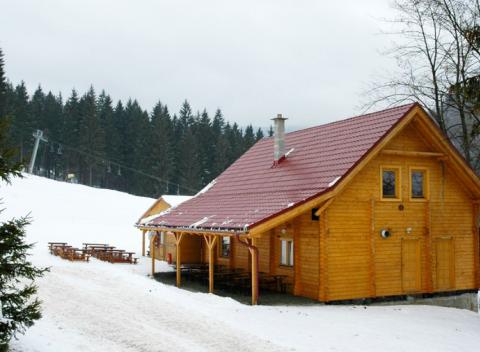 Vychunajte si perfektnú lyžovačku na Orave s ubytovaním v penzióne alebo chate Racibor, s polpenziou, skipasom a vstupom do sauny. 