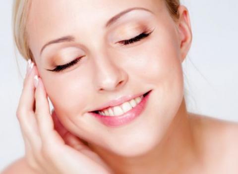 Vyskúšajte svetelnú terapiu a majte opäť hebkú tváričku. Zlepšuje prekrvenie a umožňuje výživným látkam lepšie a hlbšie prenikať do pokožky.