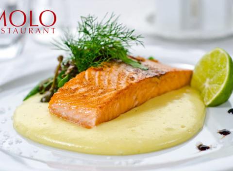 Lososový tatarák alebo steak z lososa + cheesecake. Molo Restaurant sídli v krásnom prostredí, priamo pri hladine jazera Kuchajda.