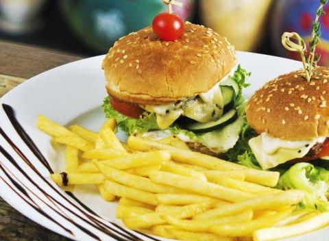 Ponuka pre dvoch - domáce hamburgery s hranolkami a nápojom. Príďte si vychutnať skvelé jedlo s partnerom či priateľmi do Bowling Erika.