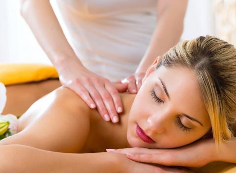 Klasická masáž a rašelinový zábal alebo aromaterapeutická masáž. Doprajte svojmu telu i duši dokonalú harmóniu.