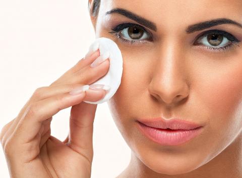 Profesionálne kozmetické ošetrenie pleti. Celá procedúra vám zabezpečí celkové vyhladenie a hydratáciu pokožky.