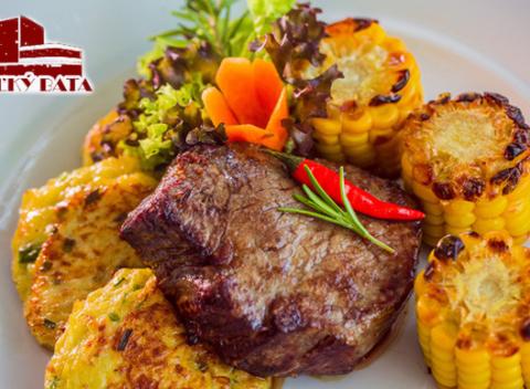 Hovädzí steak s pečenou kukuricou a s plátkom slaninky. Doprajte si delikátnu pochúťku v príjemnom prostredí reštaurácie Veľký Bata.