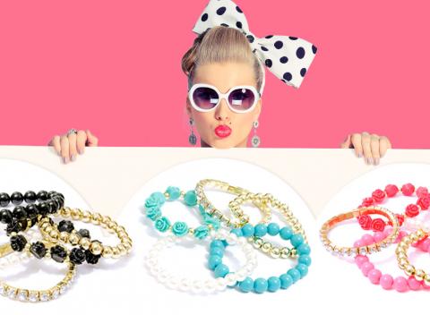 Doveďte svoj outfit k dokonalosti vďaka doplnkom! Zvoľte krásny set perlových náramkov s ružičkami pozostavávajúci z 5 kusov.