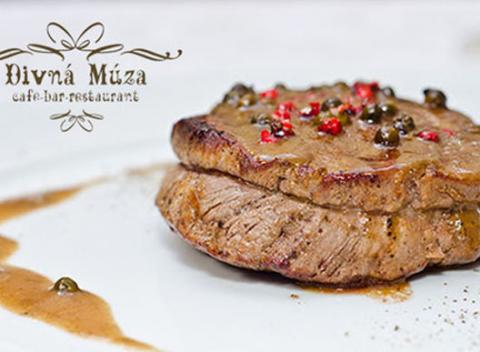 Lahôdka v podobe hovädzieho steaku z pravej sviečkovice na pfeffer omáčke so steakovými hranolkami alebo dve porcie tatárskeho bifteku v v reštaurácii Divná Múza.