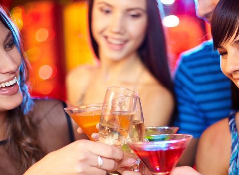 Rozprúďte svoju krv na tanečnom parkete v žiare reflektorov. Vychutnajte si tú pravú párty s alko či nealko nápojom v Trinity klube! 