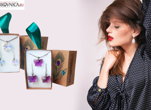 Set SWAROVSKI - elegantné náušnice a prívesok v tvare srdca v darčekovej krabičke.