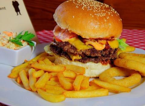 Ochutnajte výborný hamburger aj s bohatou oblohou! Ak ste veľký jedák, odporúčame vám druhý variant! Poriadny dvojitý burger! 