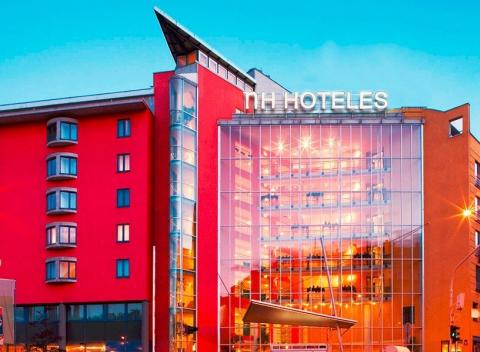 Užite si super luxusný pobyt v jednom z vôbec najväčších pražských hotelov. Príďte túto stovežatú krásku objavovať aj vy. 