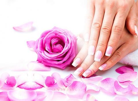 Doprajte vaším rukám luxus v podobe japonskej manikúry s lakovaním alebo bez lakovania nechtov a s možnosťou masáže rúk.