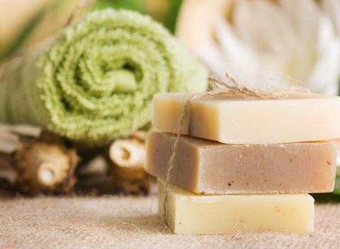 Doprajte vašej pokožke zdravie vďaka jedinečnému telovému konopnému oleju a olivovému mydielku s obsahom konopného oleja.