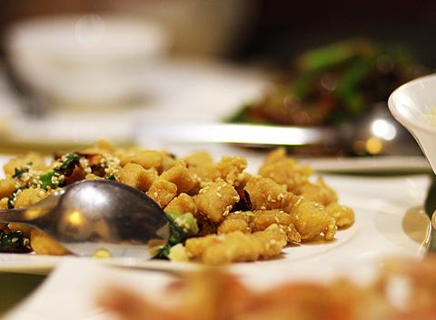 Neobyčajná rozmanitosť a spojenie nespojiteľného - tradičná čínska kuchyňa. Cisárska 6-chodová porcia čínskych špecialít pre 4 ľudí.