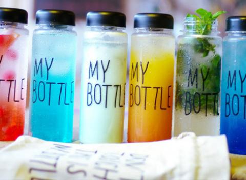 MY BOTTLE - štýlová ekologická fľaša z nezávadného materiálu pre chladené i horúce nápoje s praktickým vrecúškom.