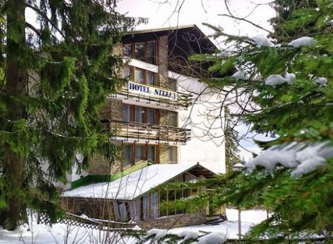 Užite si dovolenku v hoteli Stella, ktorý leží v šumavskej prírode v nadmorskej výške 900 m s prekrásnym výhľadom na okolité kopce.