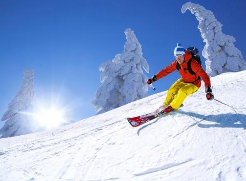 4-hodinový alebo celodenný skipas v lyžiarskom centre Opalisko. Čerstvý horský vzduch, trblietavý sneh, jasná obloha.