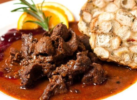 Doprajte si nezabudnuteľný gastro zážitok. Pochutnajte si na jemnom mäsku jelenieho steaku, diviačom chrbáte či guláši z diviny.