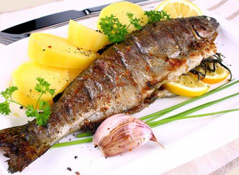 Lahodný pstruh a losos v reštaurácii Malibu. Pochutnajte si na chutnej rybke na masle so zemiakmi, zeleninovou oblohou a vínom