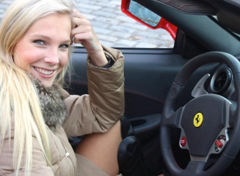 Splňte si svoj detský sen adrenalínovou jazdou na rýchlych autách Ferrari, Lamborghini, Nissan, BMW alebo Mitsubishi.