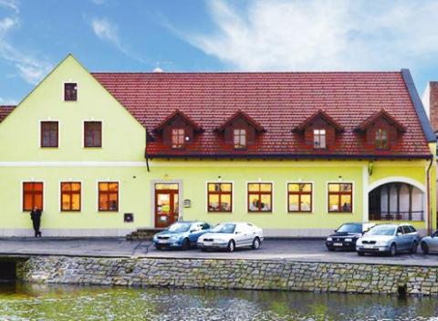 Ochutnajte výbornú domácu kuchyňu a užite si pokoj s výhľadom na kúzelný Ledečský hrad. 3-dňový pobyt na Vysočine s polpenziou pre dvoch.