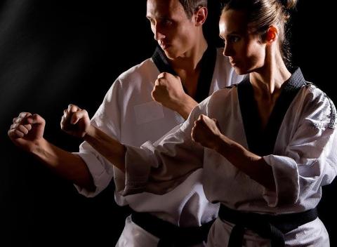 Bojové umenia karate a kobudo: mesačný alebo 3-mesačný tréning. Naučte sa brániť! Kurz, ktorý Vám môže zachrániť viac než krk.  