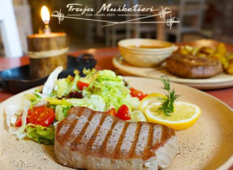 Steak z pravej argentínskej sviečkovice alebo steak z tuniaka s prílohou. Najstaršia dobová reštaurácia v Bratislave.