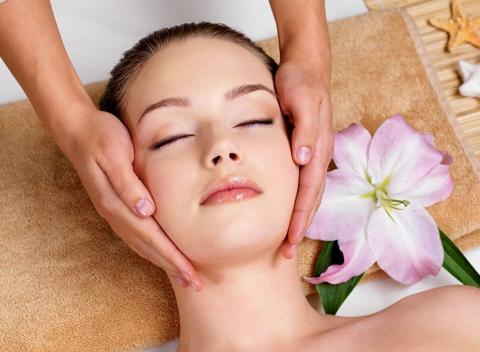 Relaxačné ošetrenie tváre, dekoltu a chrbta pomocou zmesi olejov. Toto ošetrenie každého prenesie do sveta oddychu a relaxácie.