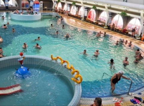 Odpočinkový pobyt pre dve osoby v obľúbenom kúpeľnom meste Veľký Meder vo Ville Lux s raňajkami, vstupom do sauny a fľašou vína.