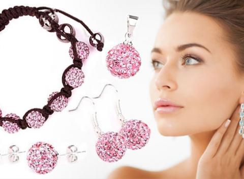 Elegantný set v šiestich žiarivých farbách. Dva páry náušníc, náramok a retiazka s príveskom v šiestich trblietavých farbách.