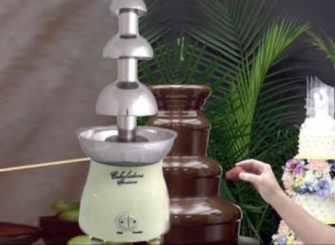 Nechajte sa zlákať nekonečným prúdom zamatovo jemnej čokolády! Objednajte si prenájom čokoládovej fontány na svoju svadbu, oslavu či párty.