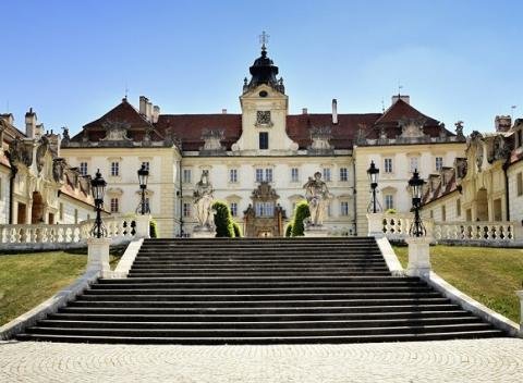 Južná Morava pre dvoch s kvalitným vínom pri Lednicko-valtickom areáli. Ochutnávka syrov v romantickej vinárni.