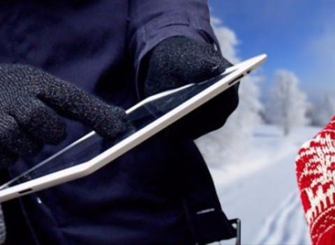 Zimné rukavičky na dotykový displej. Elegantný doplnok s ktorým si zo svojho smartphonu pohodlne zavoláte či napíšete správu aj v mrazoch.