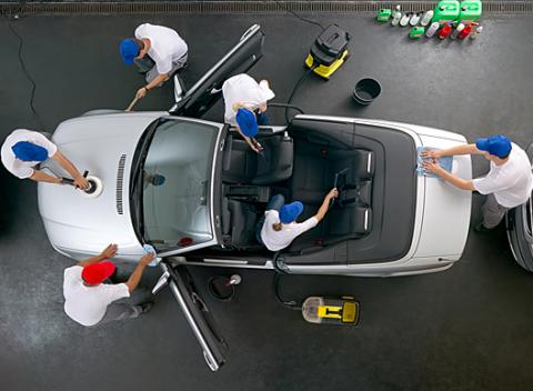 Dôkladné čistenie interiéru auta alebo umytie jeho exteriéru. Bežné autoumývačky sa nevenujú vášmu autu až tak dôkladne.