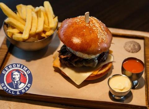 Fantastický Colorado Burger. Americká fastfoodová pochúťka pripravená poctivo a po domácky. Pripravovaný z čerstvo napečeného pečiva. 