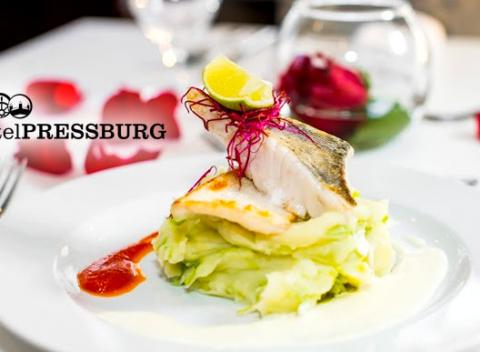 Romantická večera na Dunaji. Romantické menu, po ktorom budete spokojne odfukovať a romantická prechádzka popri rieke padne úplne vhod.