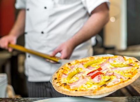 Chrumkavá pizza podľa vlastného výberu. Vyberte si tú svoju, na akú máte práve chuť v reštaurácii a pivárni Posedenie na rohu. 