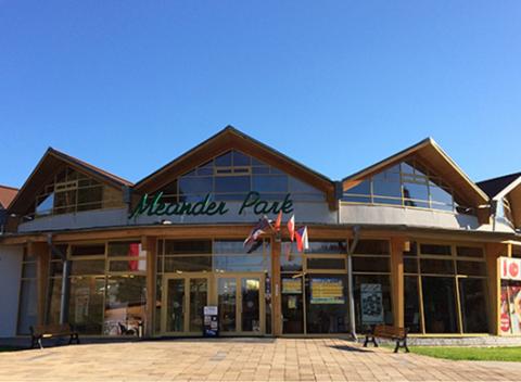 Celodenný vstup do Aquathermalparku v Oraviciach. Pre všetkých, ktorí si chcú dopriať relax a zábavu vo vlnách a príjemnej vode. 