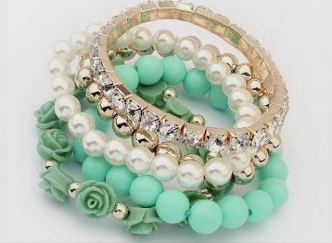 5-dielny luxusný náramok vyjadrujúci ženskosť a jemnosť. Na výber v prevedení v bielej alebo v zelenej farbe. 