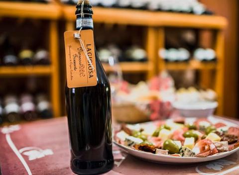 Prosecco a misa antipasti vo Vinotéke Löffler. Strávte príjemný večer v spoločnosti tých, na ktorých vám záleží.