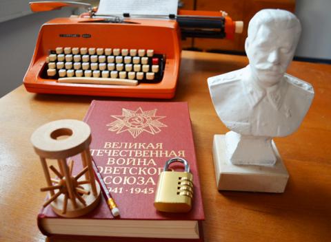 Zažite zábavu, napätie a opojný pocit víťazstva. Staňte sa súčasťou hry, v ktorej ide o veľa - hra v Escape room "V pazúroch ŠtB".