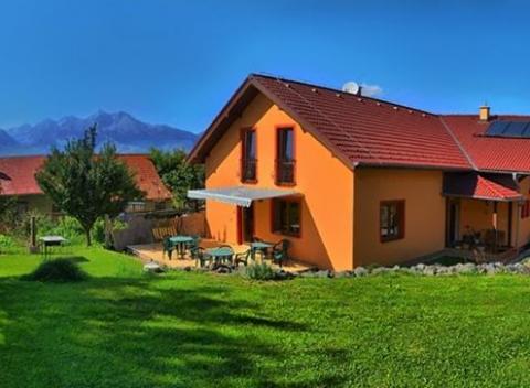 Vydajte sa za odpočinkom do malebnej prírody, kde na vás bude čakať fľaša vína! A k tomu výborná polpenzia a vstup Thermal parku Vrbov.