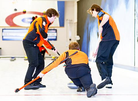 Užite si spolu s priateľmi originálnu zimnú zábavu Curling s inštruktorom pre 6 - 10 hráčov na štadióne V. Dzurilu v Ružinove.