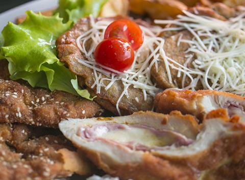 Plná misa mäsa je nekompromisne tá najlepšia voľba pre posedenie s priateľmi. V reštaurácii Red Cafe vás čaká 560 g mäsa a 400 g prílohy.