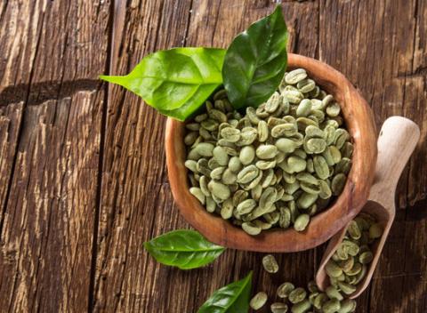 Nepražené mletné kávové zrná, ktoré majú schopnosť odbúravať tuk v tele, urýchľujú metabolizmus a napomáhajú pri zbavovaní sa toxínov. 