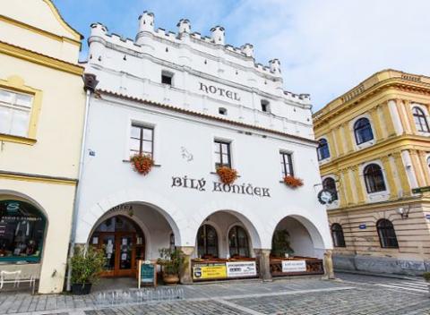 Staňte sa pre svoju milú princom na bielom koni. Pripravené sú raňajky, zľavy do kúpeľov a navyše i špeciálny valentínsky variant pobytu.