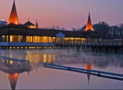 Doprajte si skvelý relax a odpočinok pri svetoznámom termálnom jazere v Hévíz, kúsok od Balatónu. Dovolenka v Hoteli Hévíz Resort & Spa.